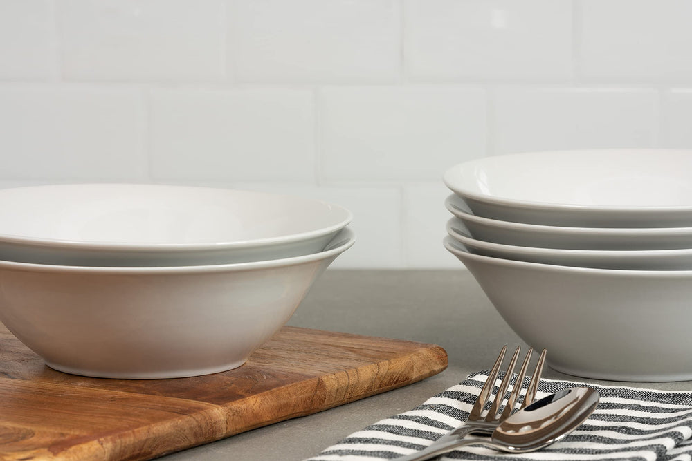 10 Strawberry Street bol à côté d'une tasse pour comparaison de taille utile