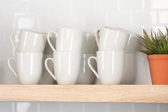 10 Strawberry Street tasse 12 oz remplie de café, maintien de la chaleur pratique