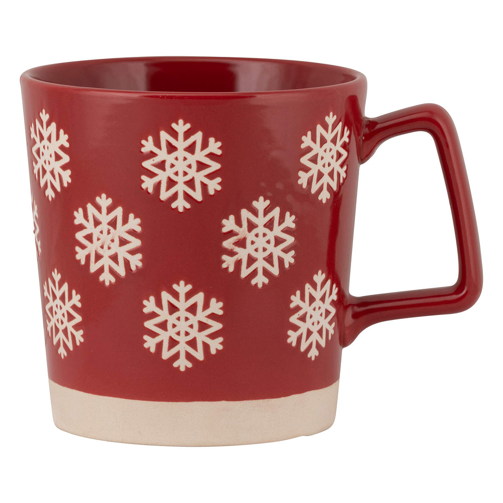 10 Strawberry Street mug motif gnomes tenu en main illustrant la taille et le confort
