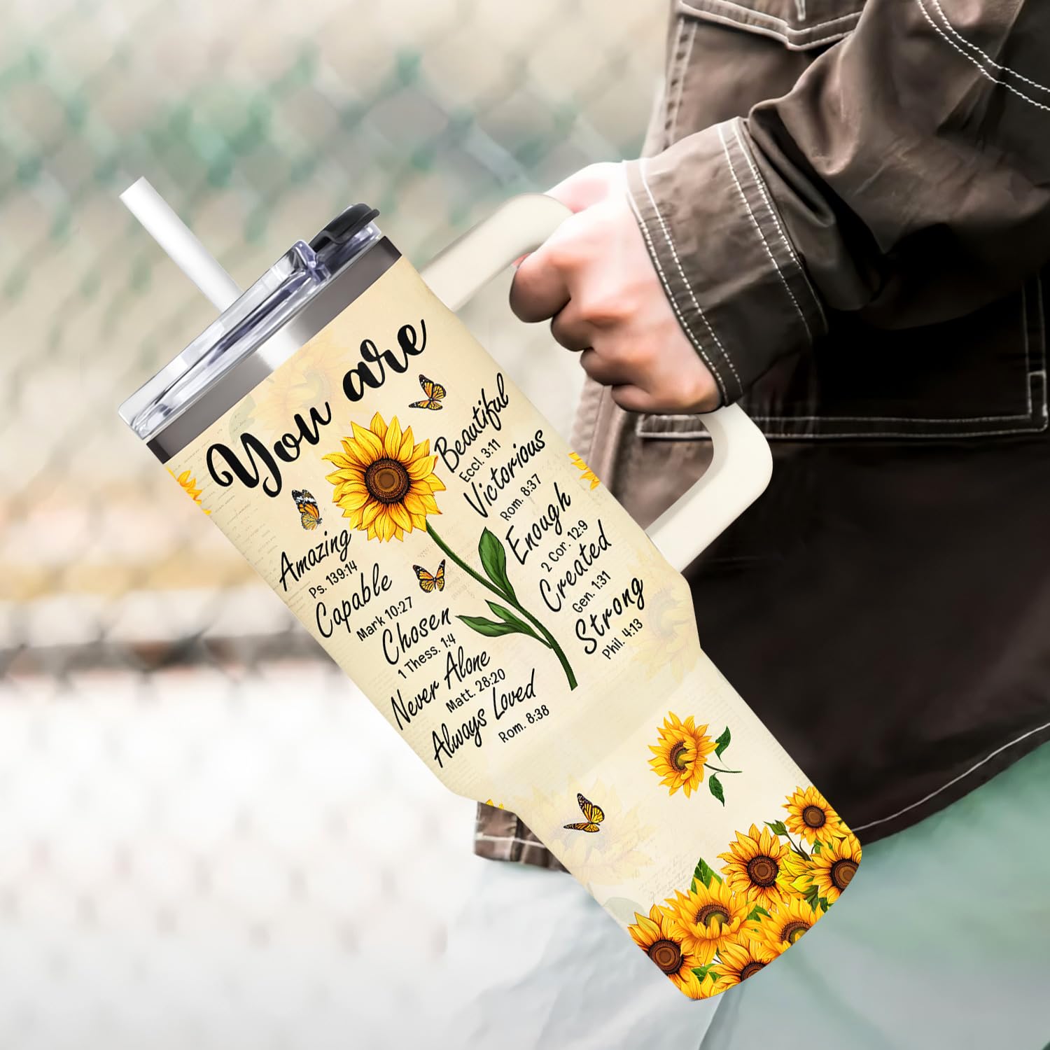 365FURY tumbler posé à côté d'une bouteille pour comparer taille et capacité