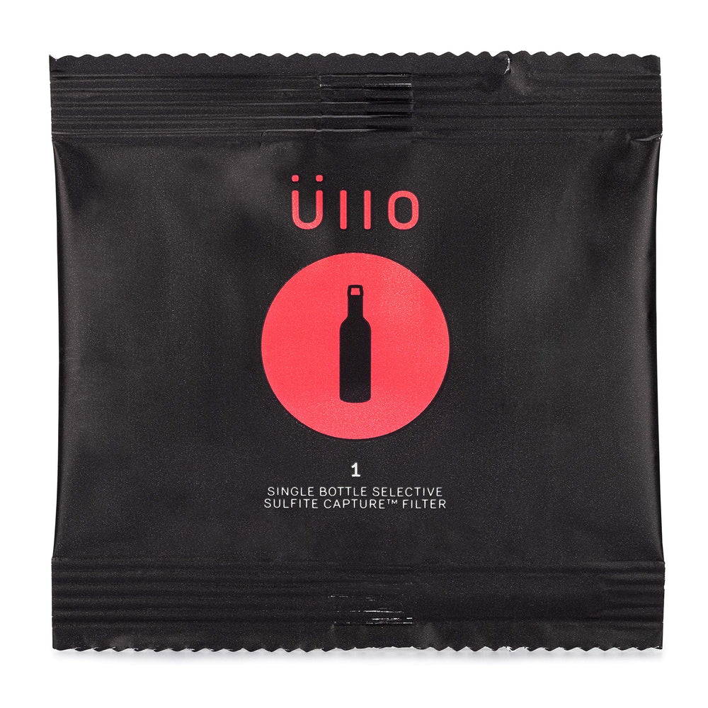Üllo en usage sur une bouteille montrant filtration simple et dégustation améliorée