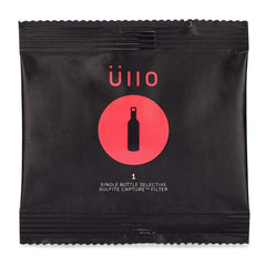 Üllo en usage sur une bouteille montrant filtration simple et dégustation améliorée