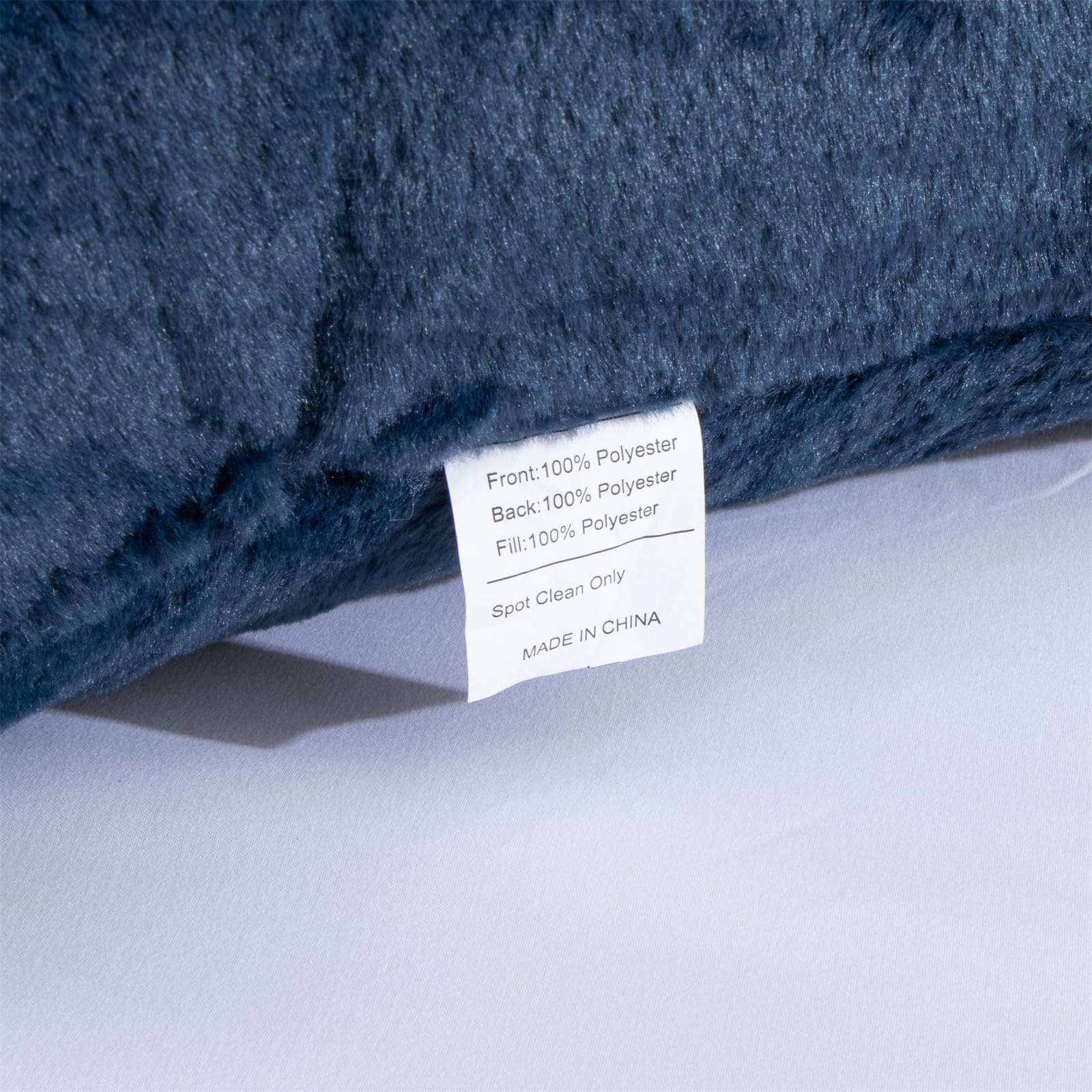 A Nice Night coussin posé sur canapé dans déco, ajoute confort et style