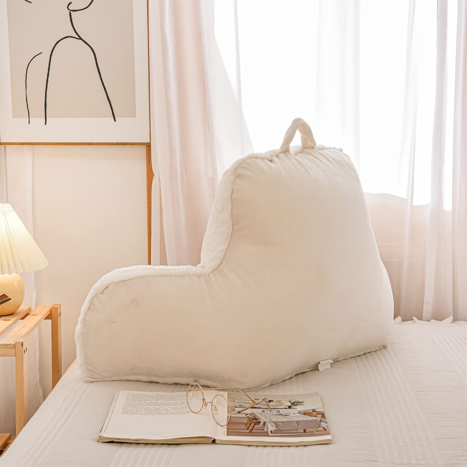 A Nice Night coussin en usage sur lit par une personne lisant, position confortable