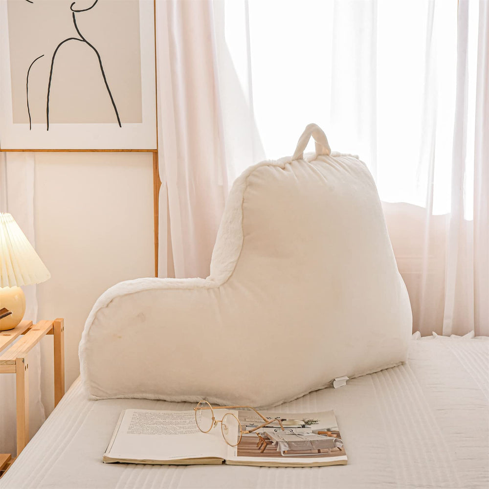 A Nice Night coussin en usage sur lit par une personne lisant, position confortable