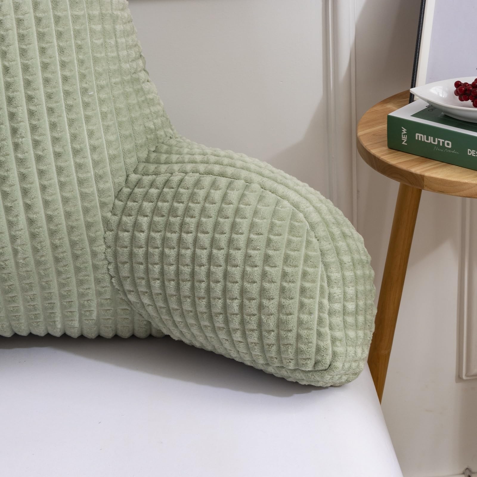 A Nice Night coussin posé sur canapé créant coin lecture confortable