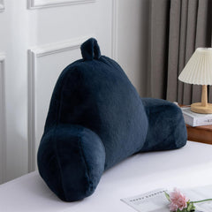 A Nice Night coussin en usage sur lit pour lecture confortable