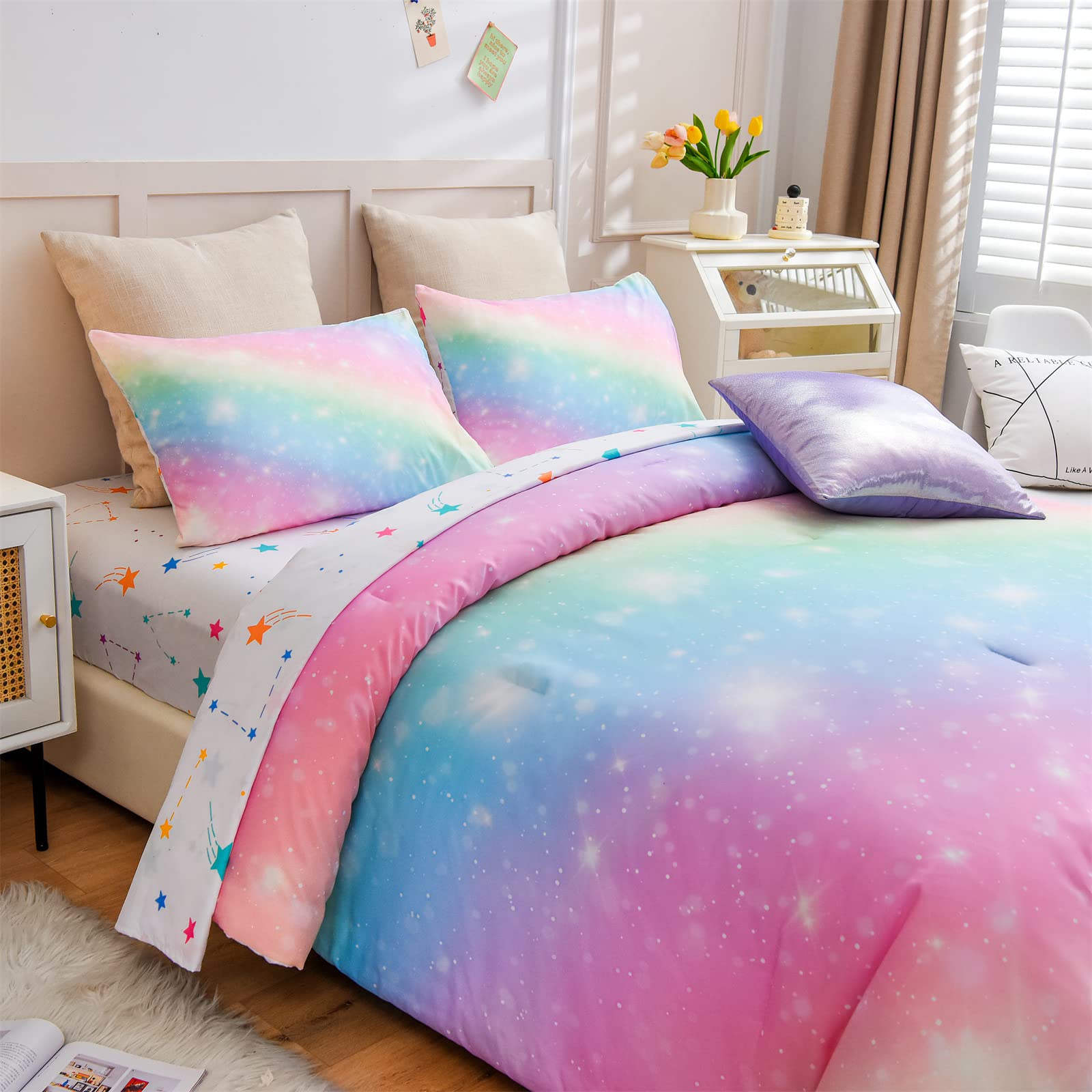 A Nice Night enfant assis sur le lit montrant confort et attrait visuel