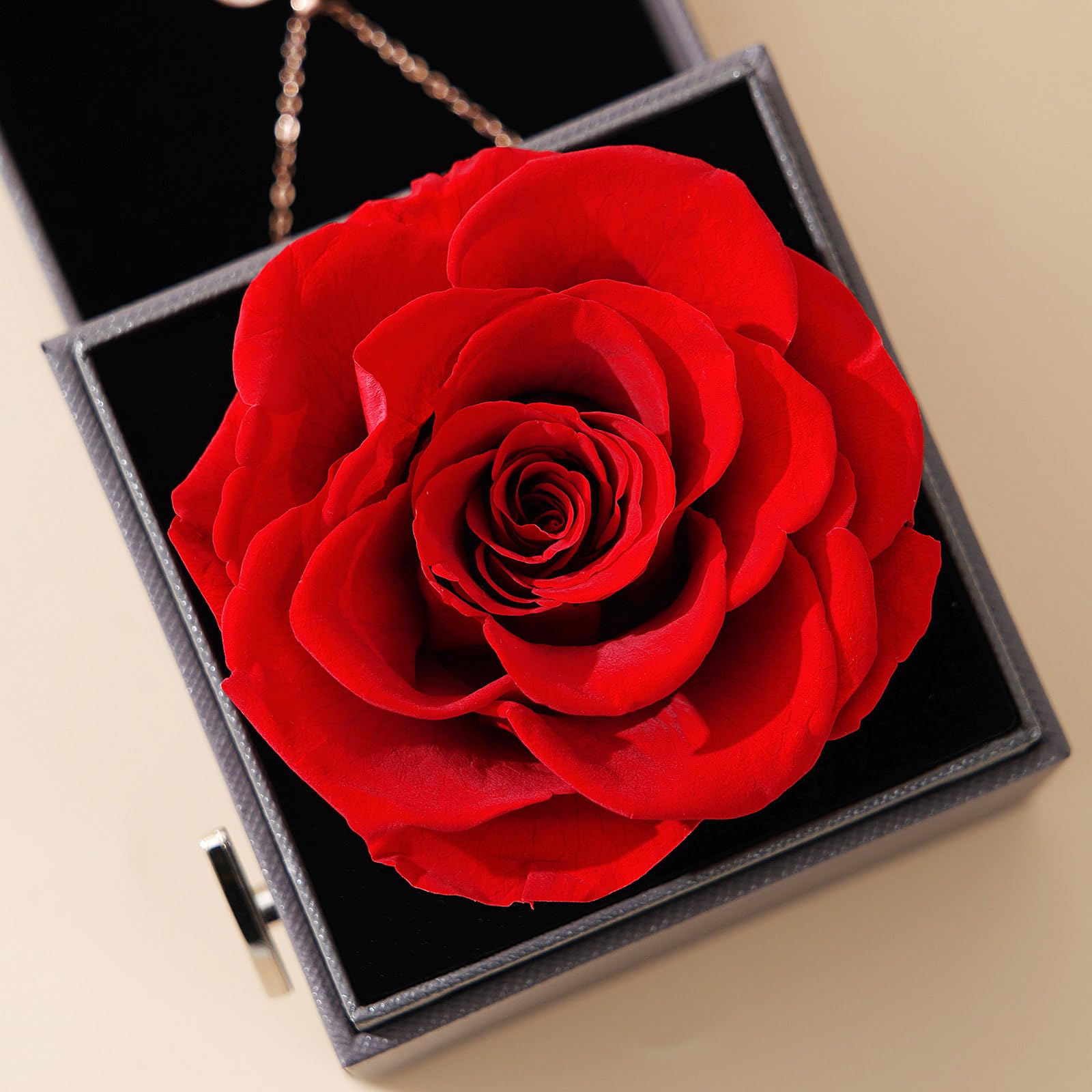 ADDWel zoom collier cœur avec cristal mettant en valeur message multilingue
