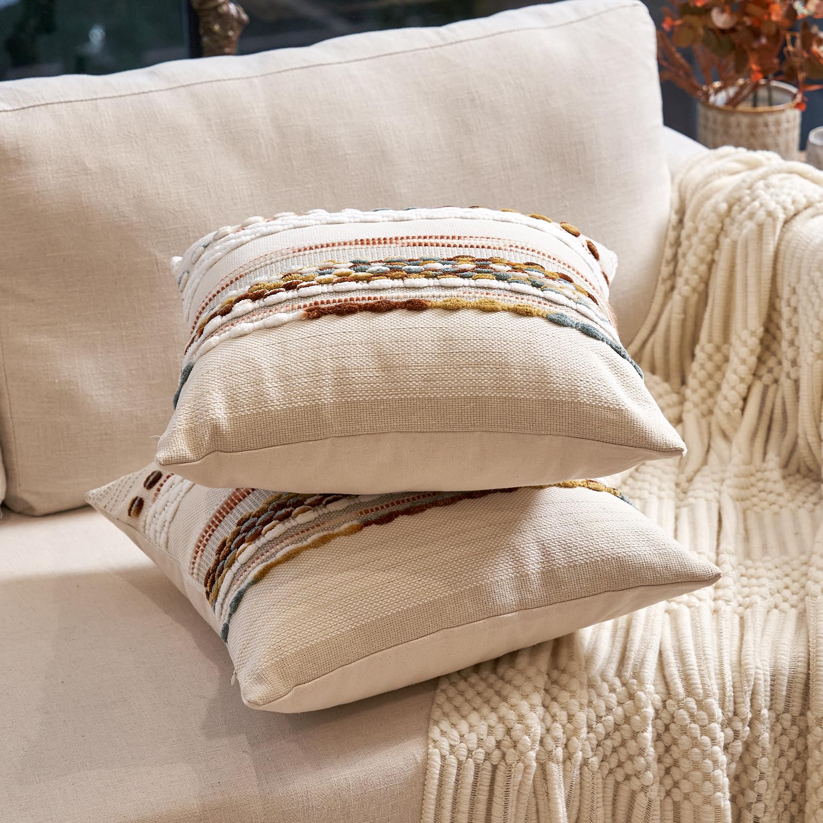 Aeckself coussin sur canapé illustrant confort et coordination couleur