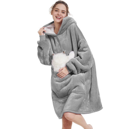 Aemilas poncho face avant montrant coupe oversize et style cosy