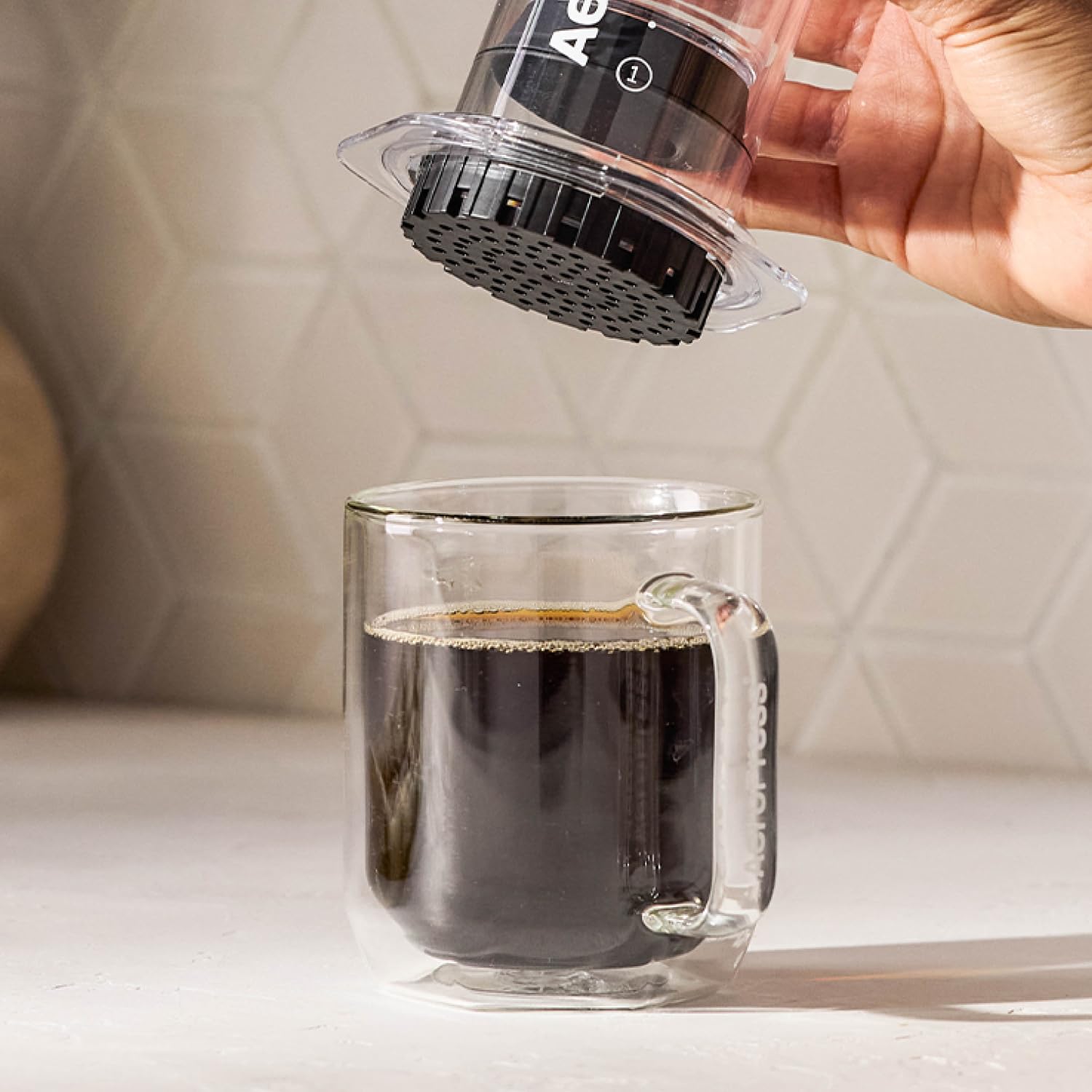 AeroPress emballage ouvert révélant paquets de filtres faciles à utiliser