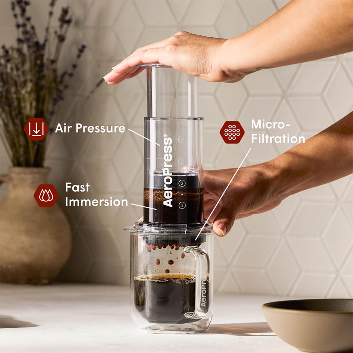 AeroPress filtres dans la main illustrant portée élevée et praticité