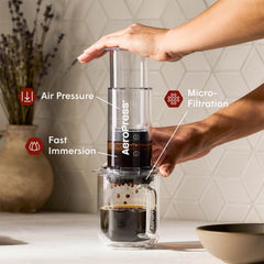 AeroPress filtres dans la main illustrant portée élevée et praticité