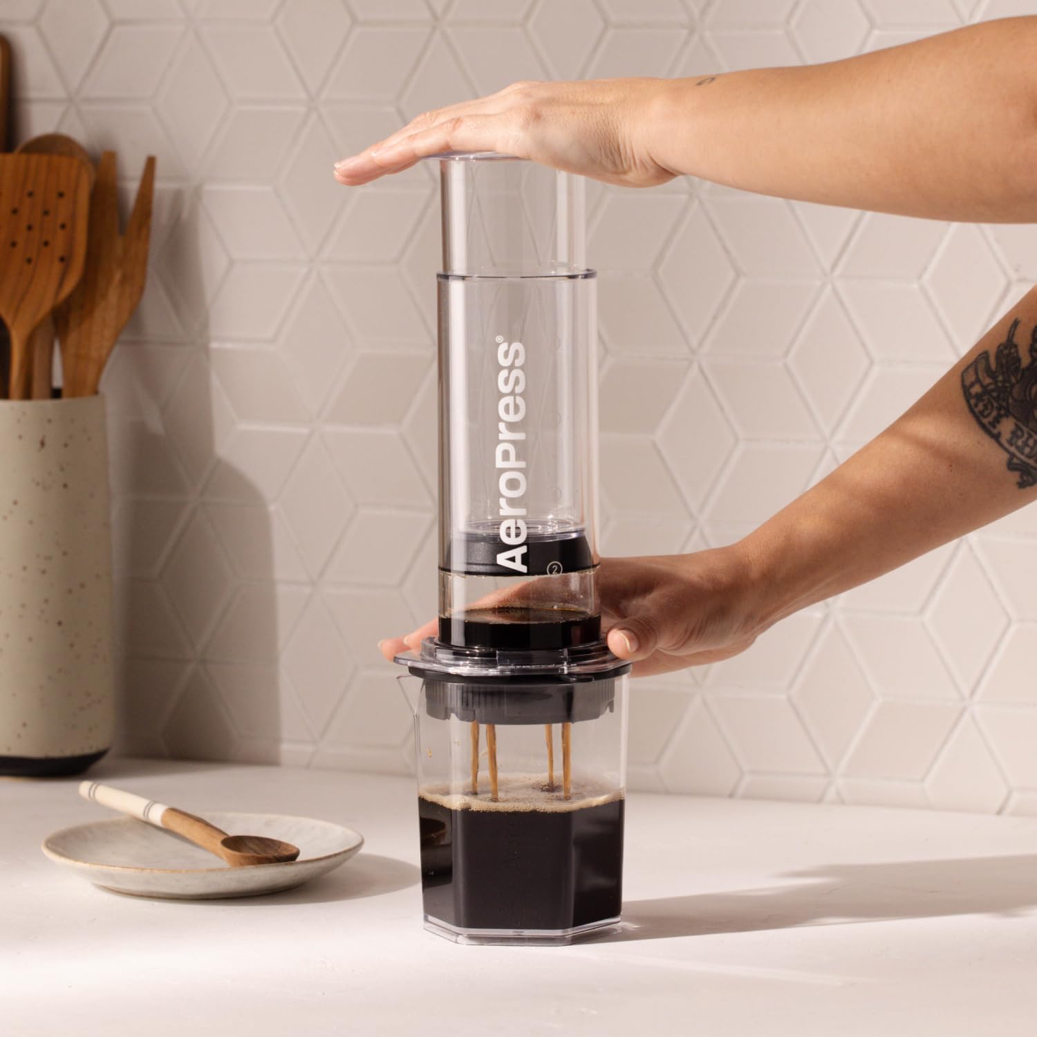 AeroPress cap gros plan disque de restriction illustrant contrôle du débit