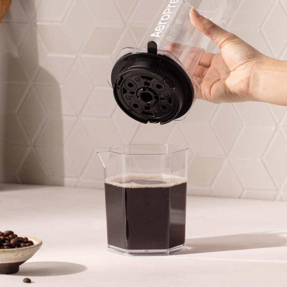 AeroPress cap en action pendant la pression pour extraction contrôlée