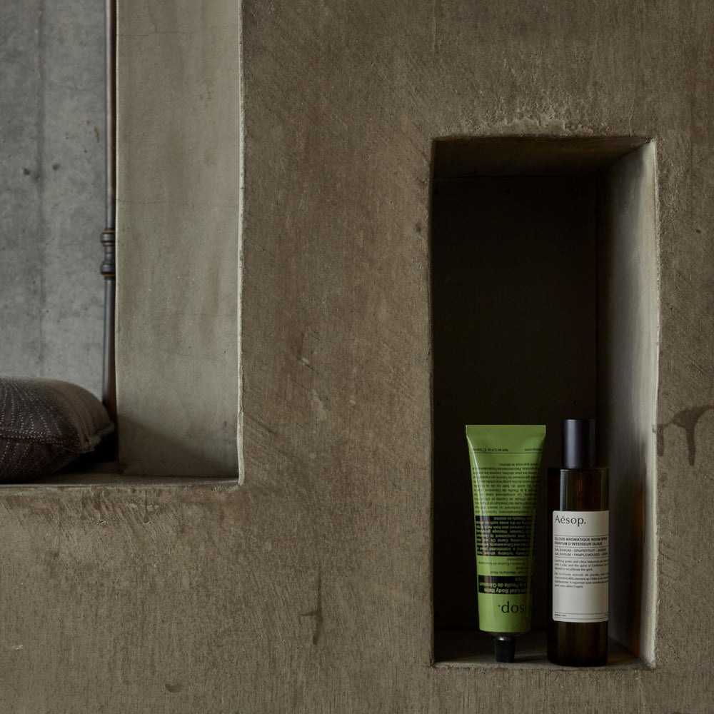 Aesop Olous spray en salon moderne créant une atmosphère raffinée