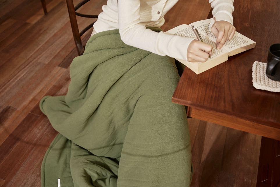 Aheadpret personne enveloppée dans le plaid en intérieur, chaleur relaxante