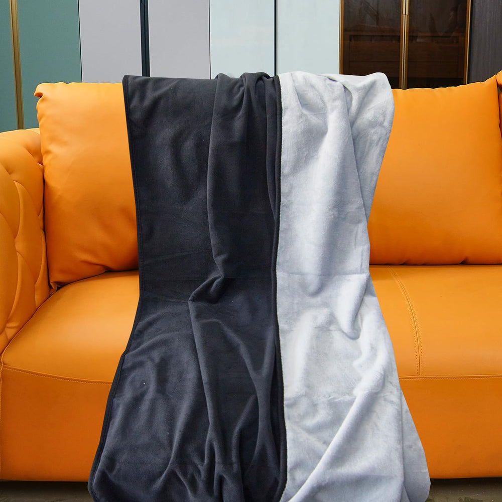 Ahinahwap couverture recto noire posée sur un lit pour protection imperméable