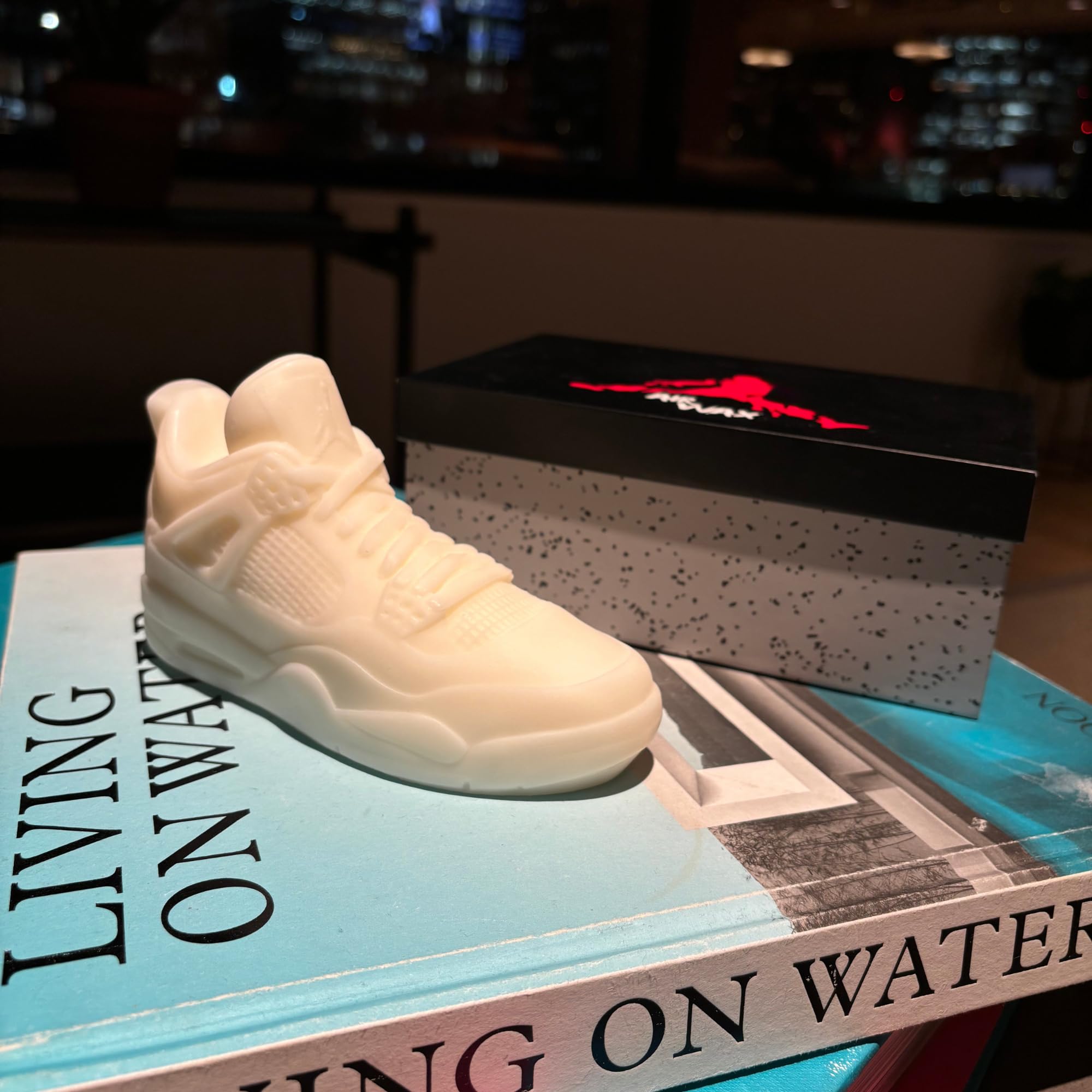 AIR WAX bougie sneaker allumée sur une table, parfume et crée une atmosphère