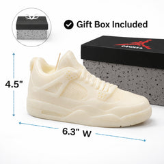 AIR WAX bougie sneaker tenue en main pour montrer l'échelle et l'usage
