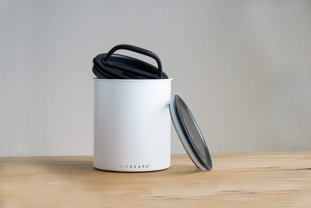AirScape posé près d'une tasse et d'un sac de grains, facilite le service quotidien