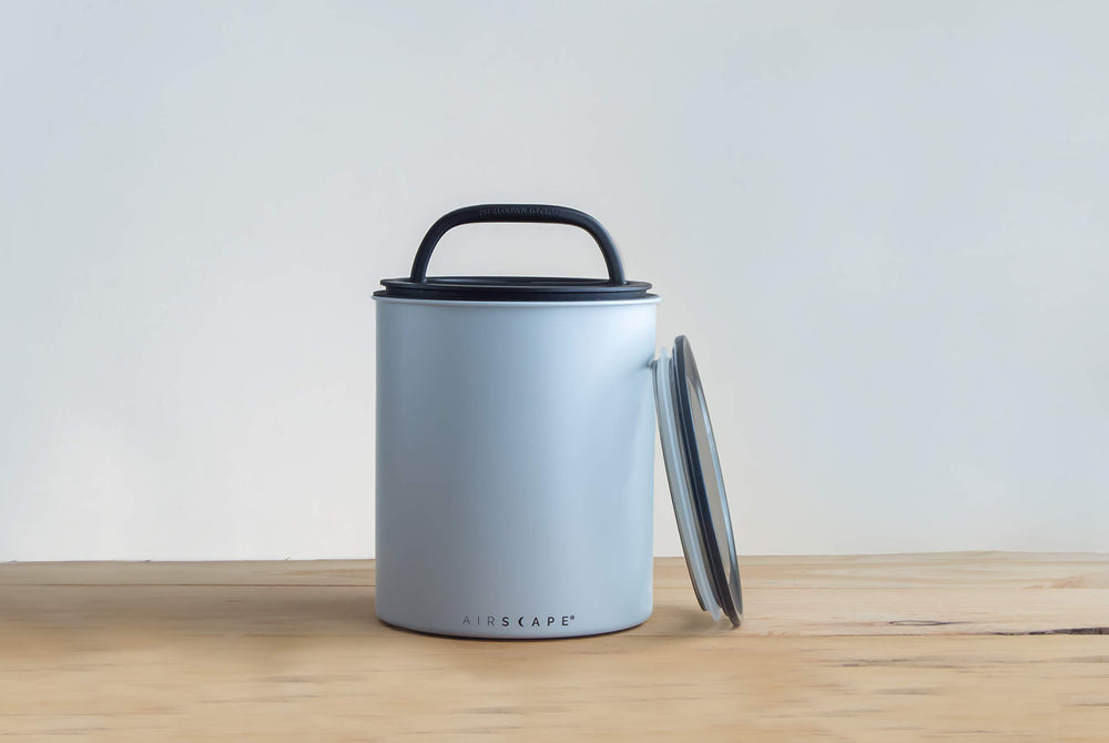 AirScape posé sur comptoir à côté d'une tasse, montre taille et stabilité
