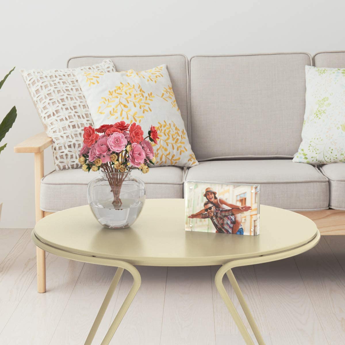 AITEE cadre posé sur bureau style moderne met en valeur photos et documents
