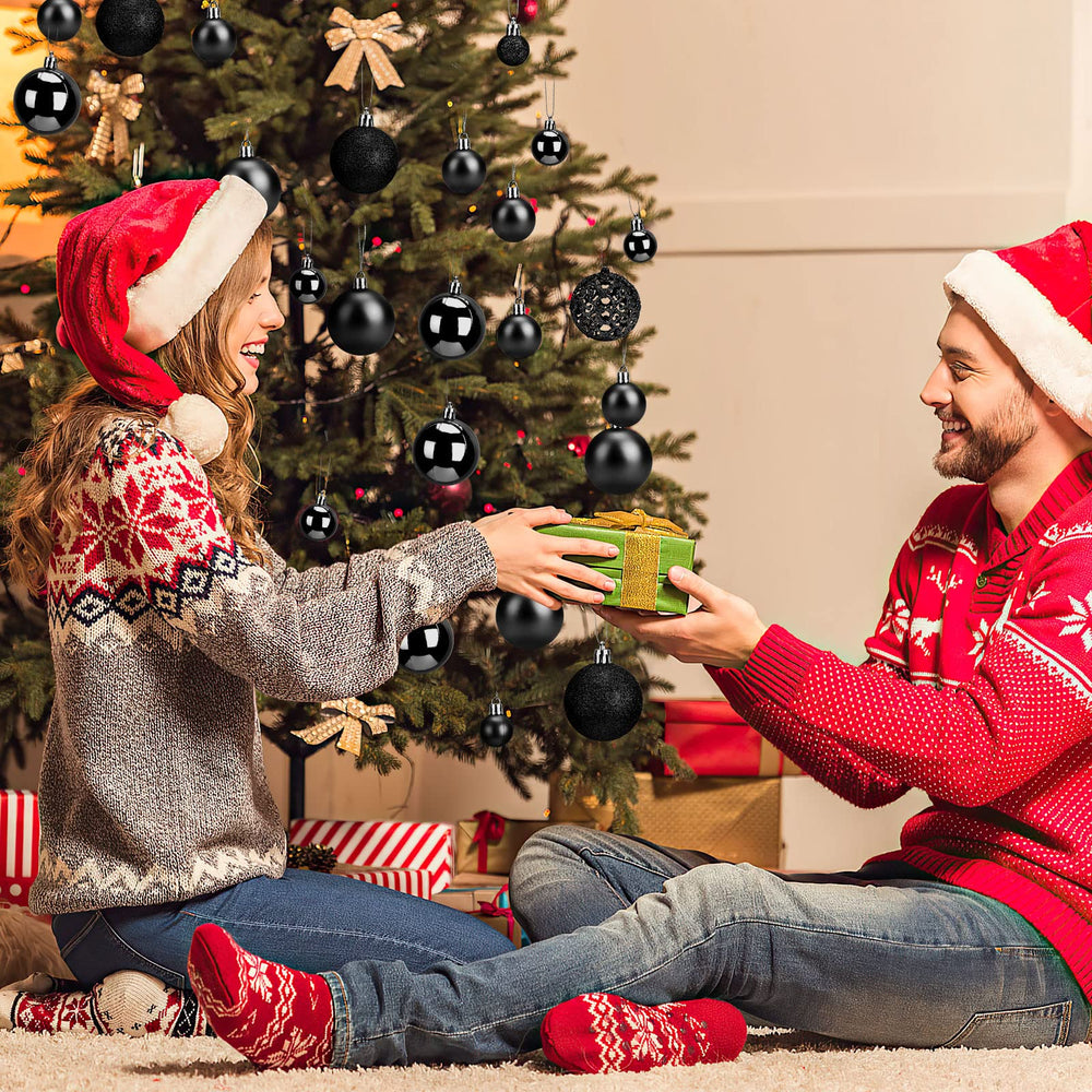 Aitsite décor de table avec boules noires créant atmosphère festive