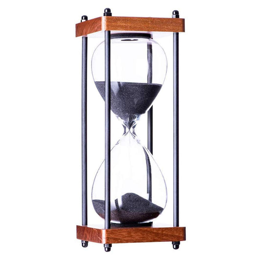 AKAKA MUNING gros plan du verre et sable fin garantissant écoulement régulier