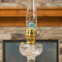 Aladdin R150 installée sur lampe en fonctionnement, illustrant une lumière plus propre pour lire