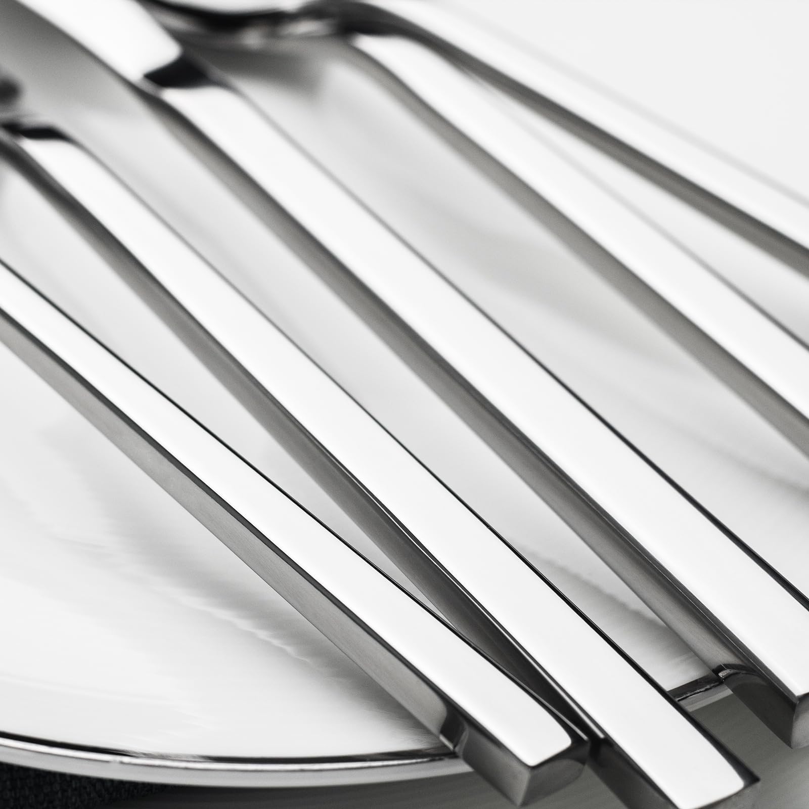 Alata comparaison taille avec assiette montrant proportions pratiques