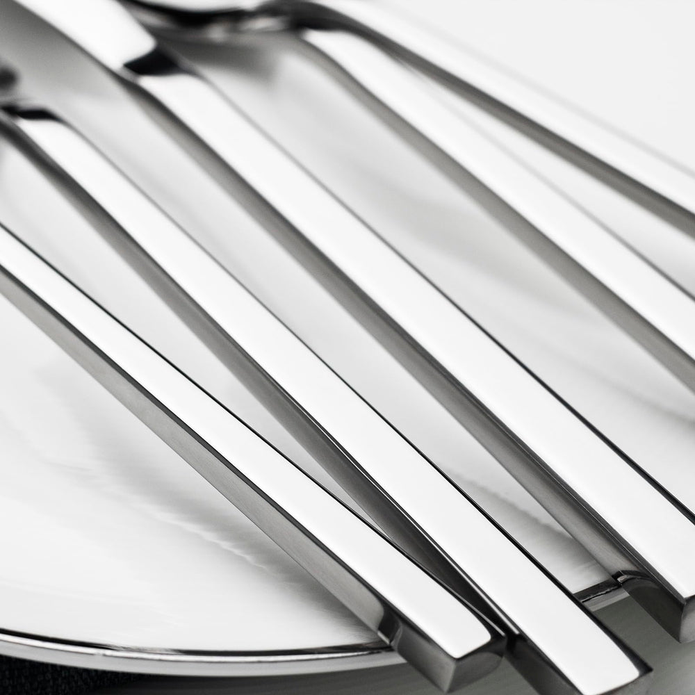 Alata comparaison taille avec assiette montrant proportions pratiques