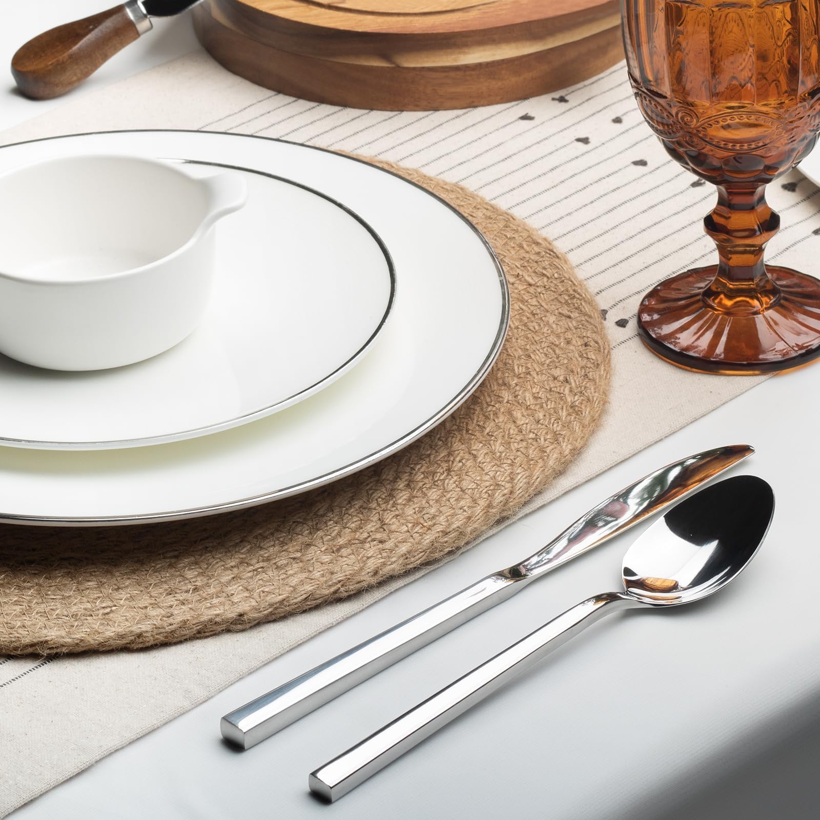Alata couteau fourchette cuillère semi disposées montrant utilité et style