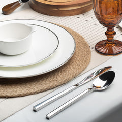 Alata couteau fourchette cuillère semi disposées montrant utilité et style