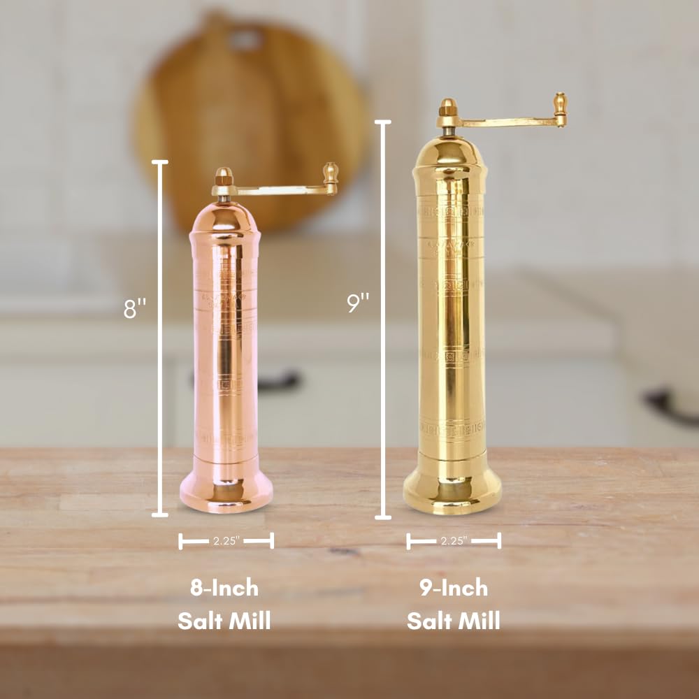 Alexander Home moulin en usage dans cuisine apportant sel fraîchement moulu