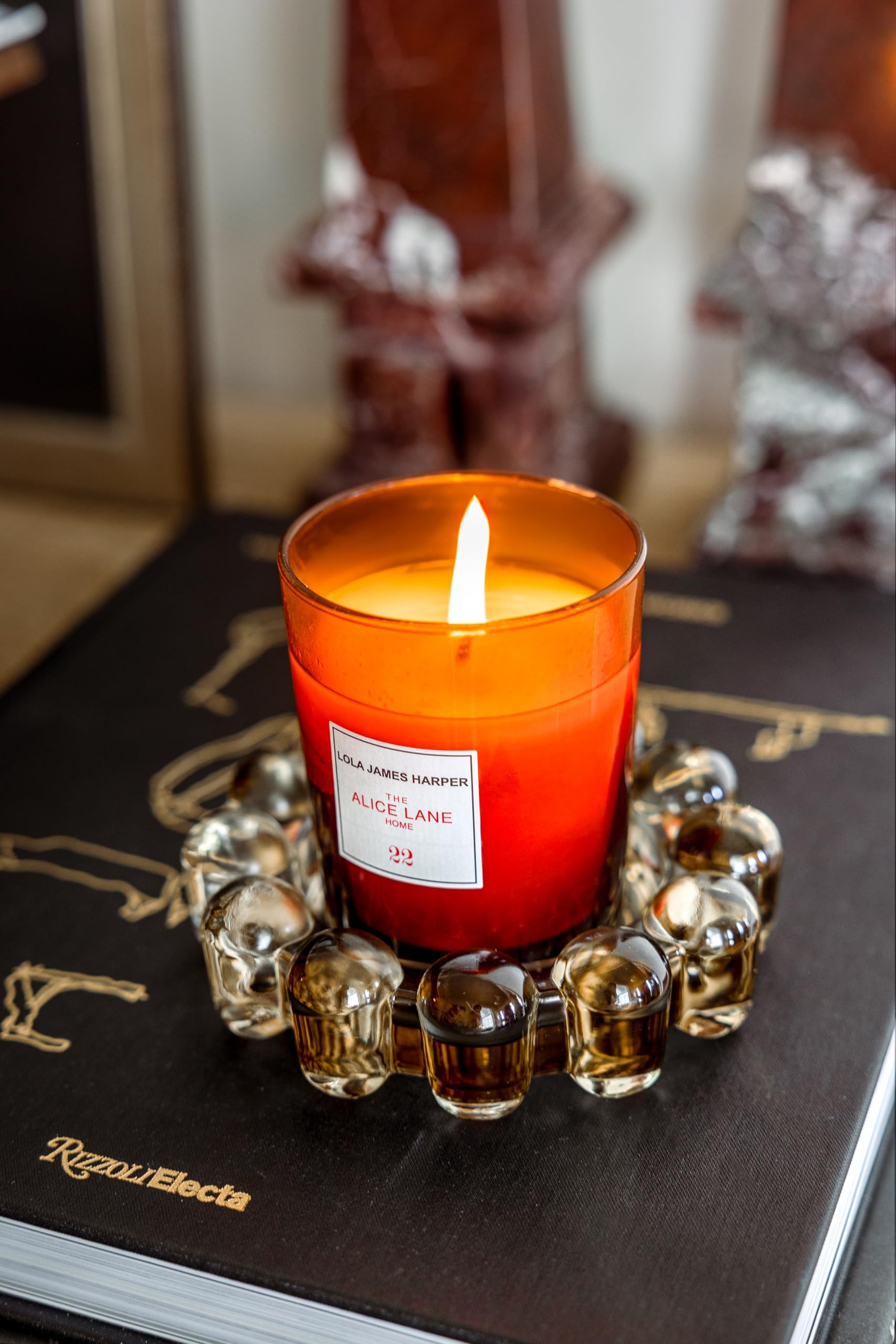 Alice Lane coupelle ambre présentée avec une bougie votive pour sécurité et style