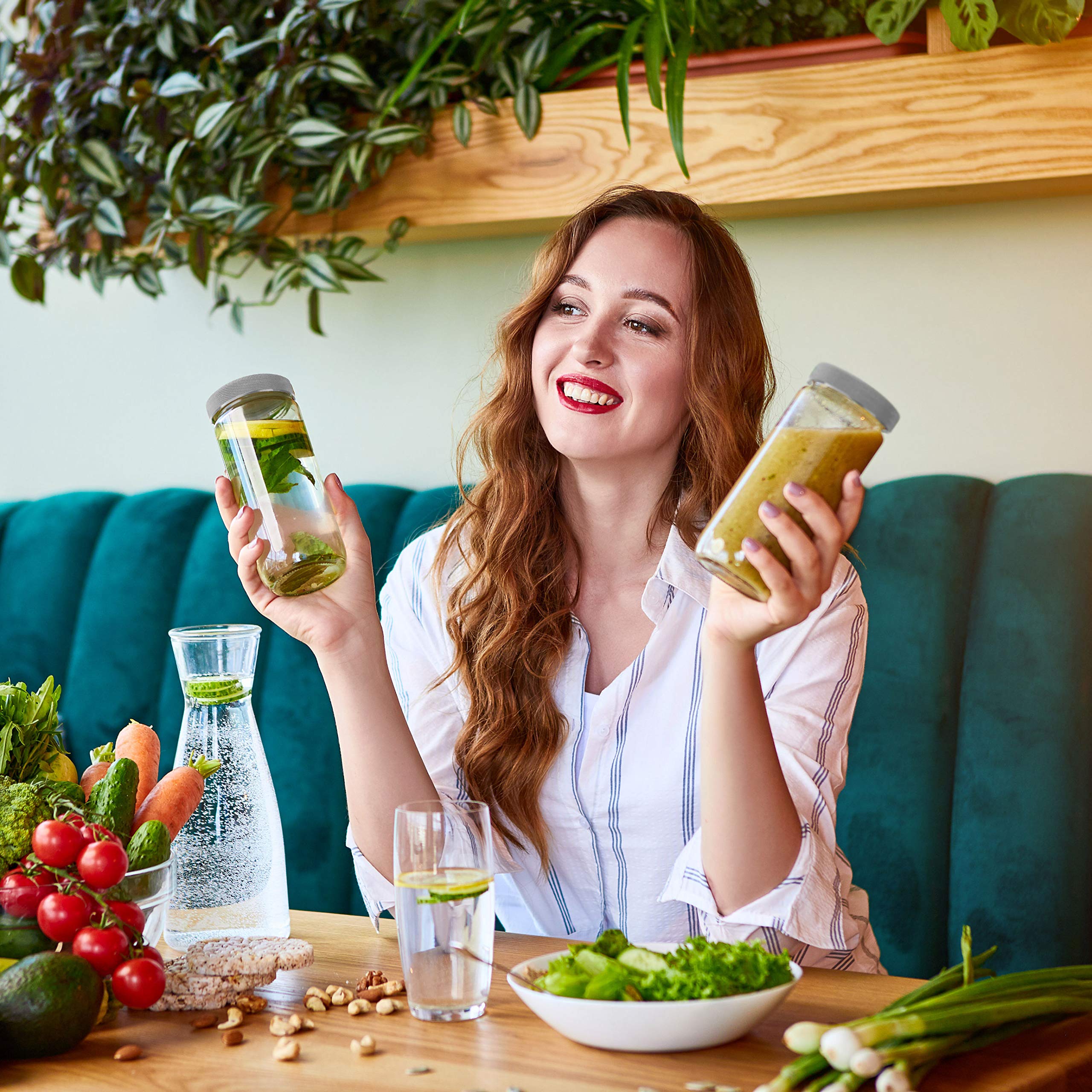 All About Juicing bouteilles en situation table décorée pour service convivial