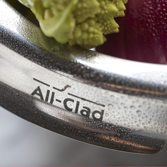 All-Clad gros plan sur poignée ergonomique offrant prise sûre