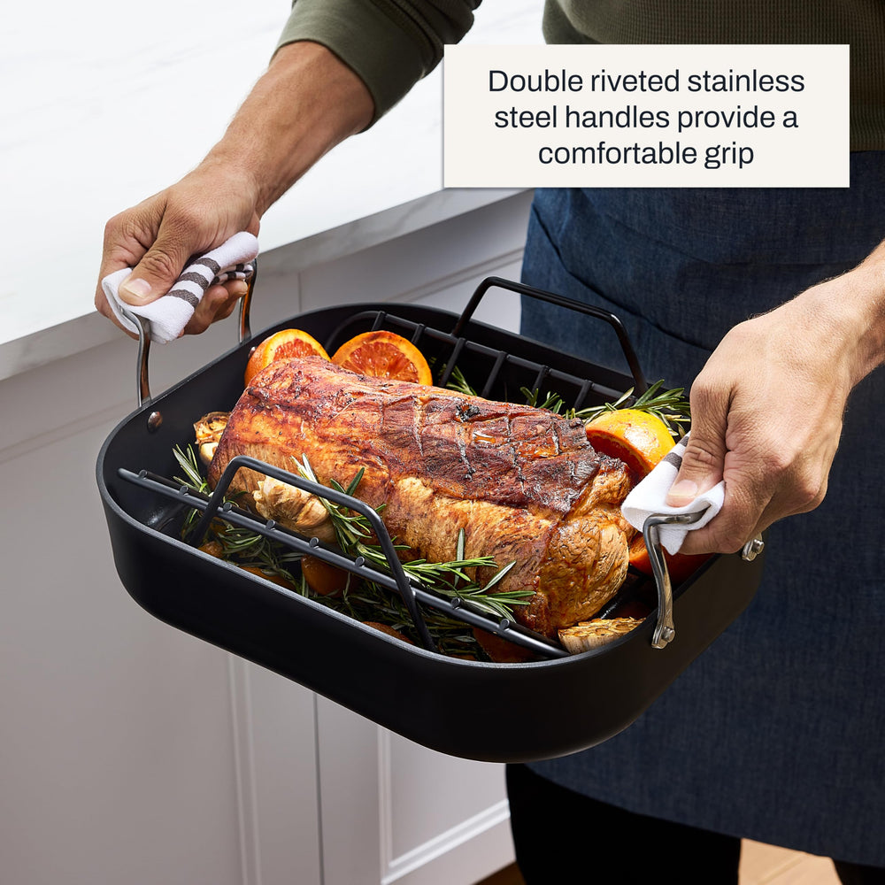 All-Clad rôtissoire à côté d'ustensiles pour repère d'échelle