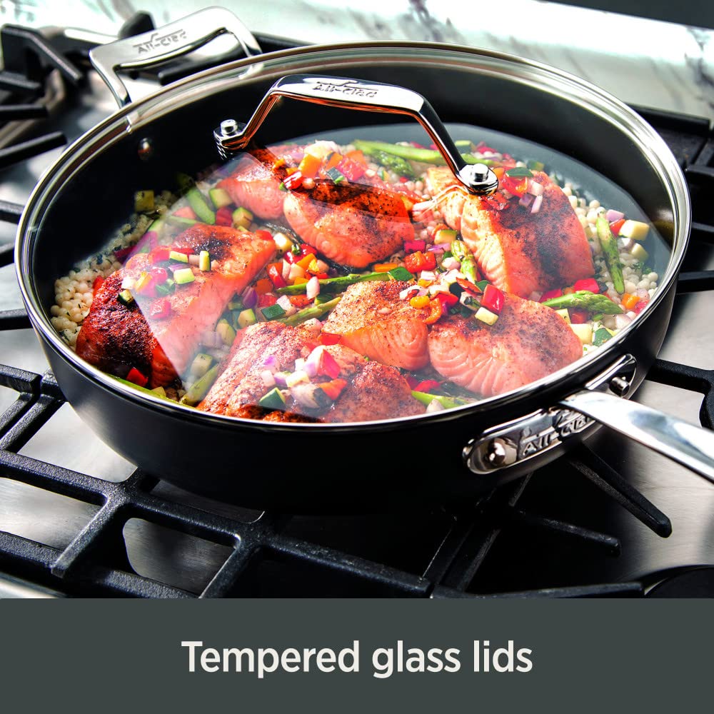 All‑Clad couvercle en usage sur poêle pour cuisson homogène et visuelle