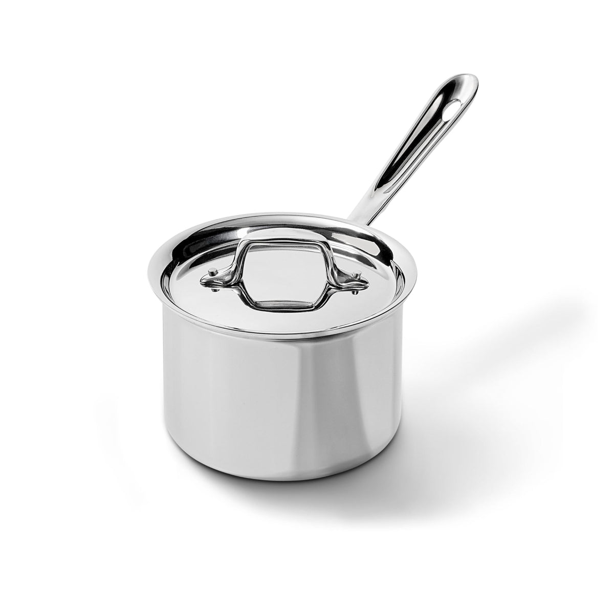 All‑Clad casserole D3 2 qt vue de face montrant design et contenance pour cuisson précise