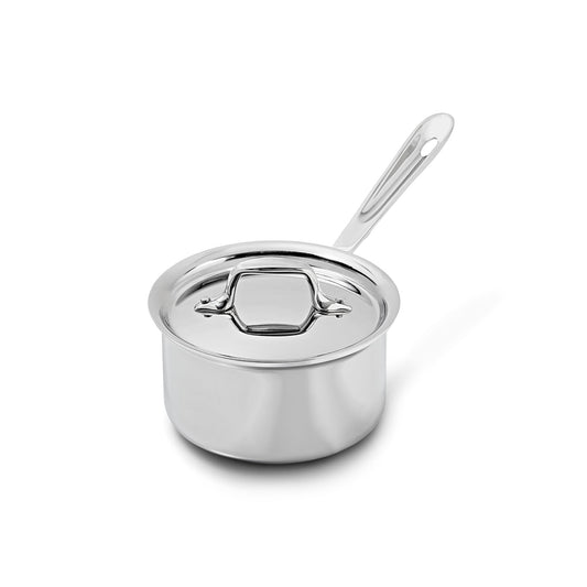 All-Clad casserole D3 face avant montrant silhouette durable et polyvalence