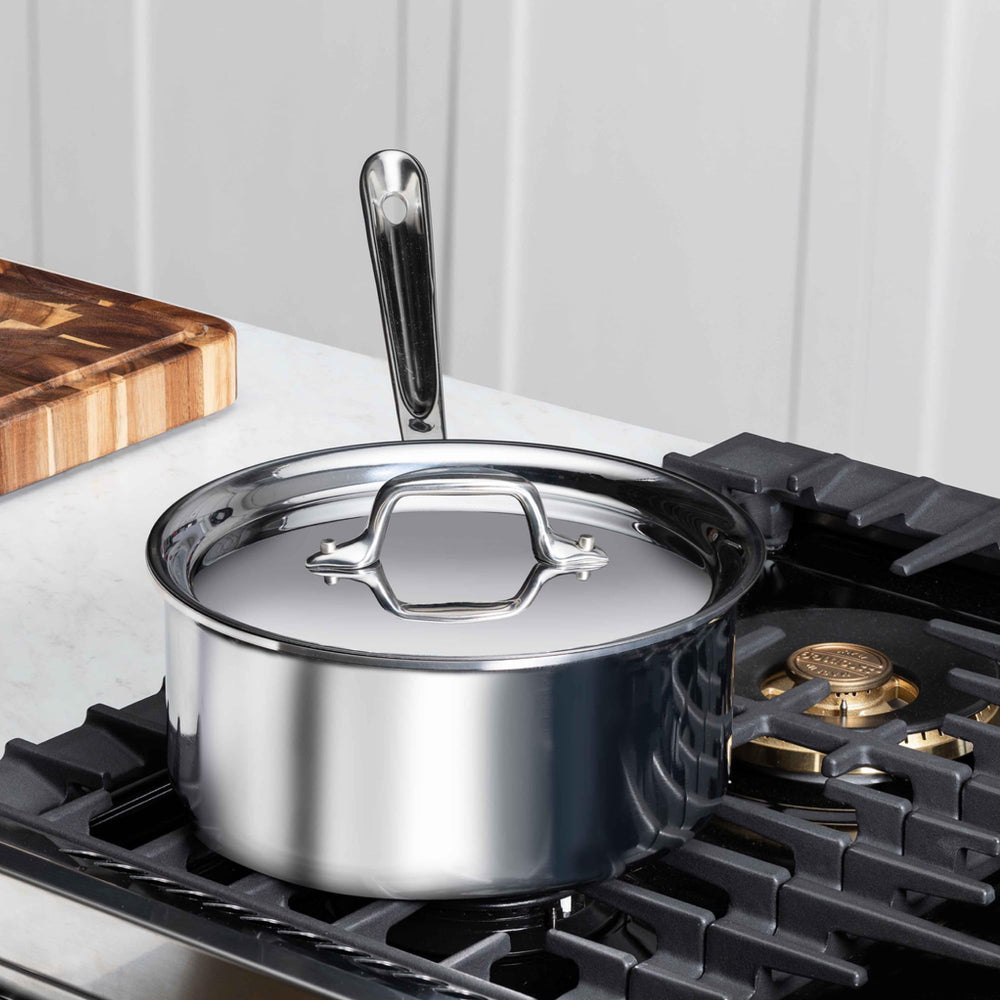 All‑Clad casserole utilisée pour préparer sauce montrant contrôle de réduction et versement