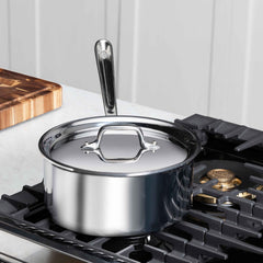 All‑Clad casserole utilisée pour préparer sauce montrant contrôle de réduction et versement