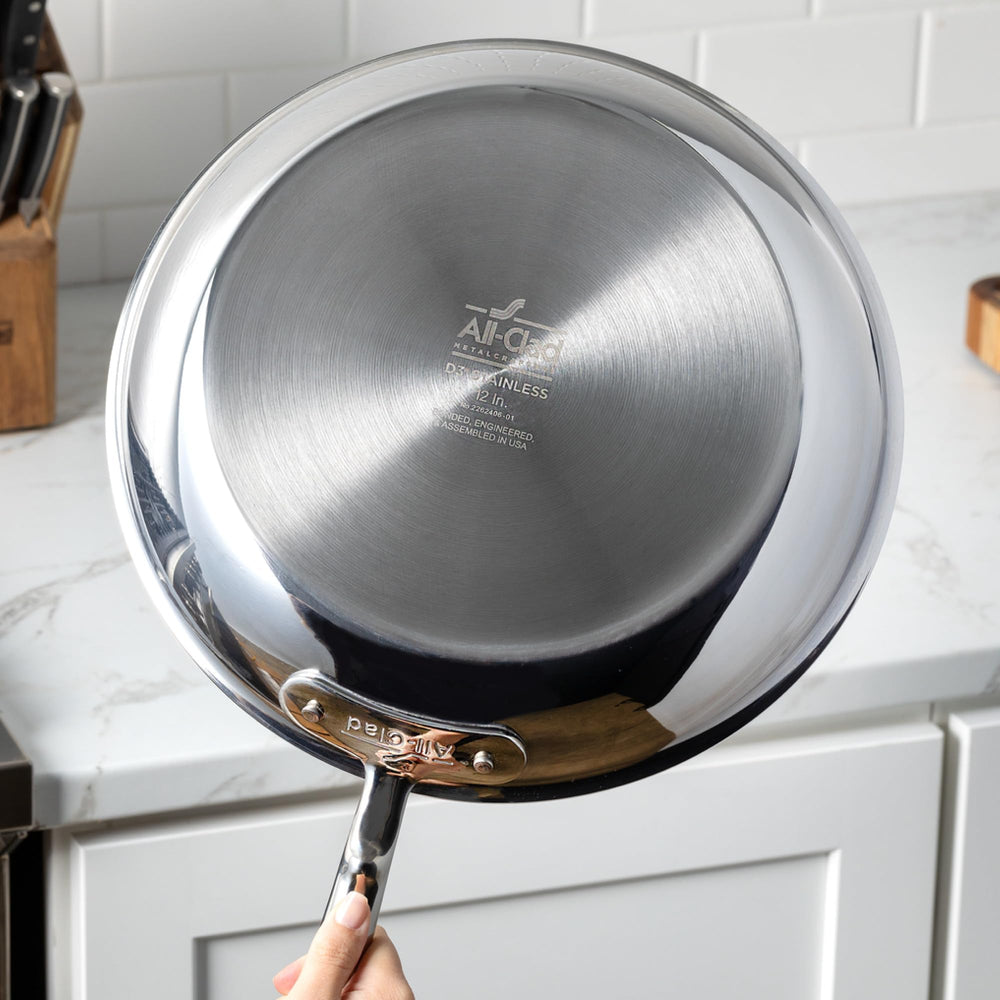 All-Clad comparaison taille à la main montrant capacité compacte pratique