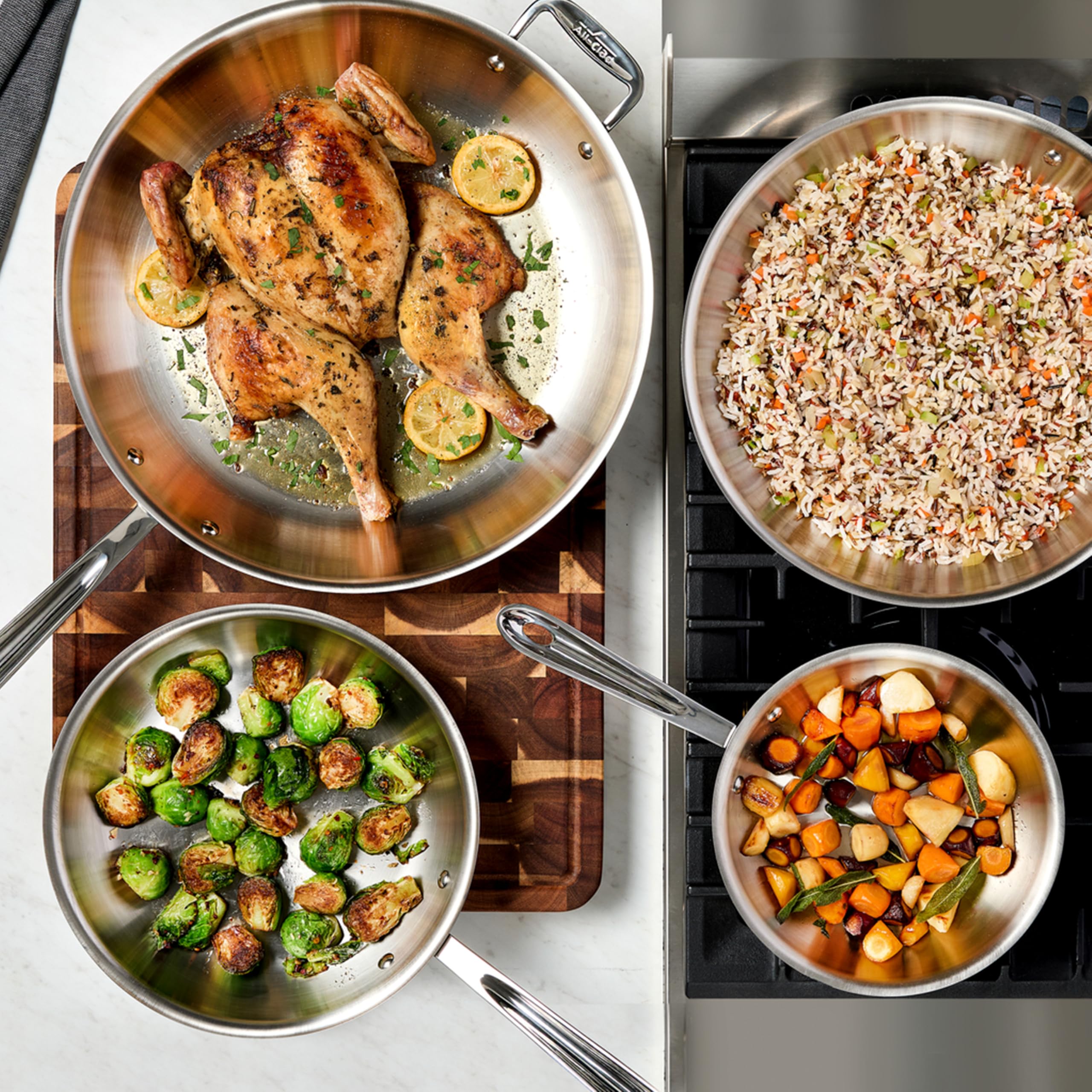 All-Clad poêle en usage pour œufs montrant contrôle précis de la cuisson