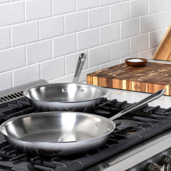 All-Clad gros plan surface inox 18/10 montrant texture pour meilleure saisie