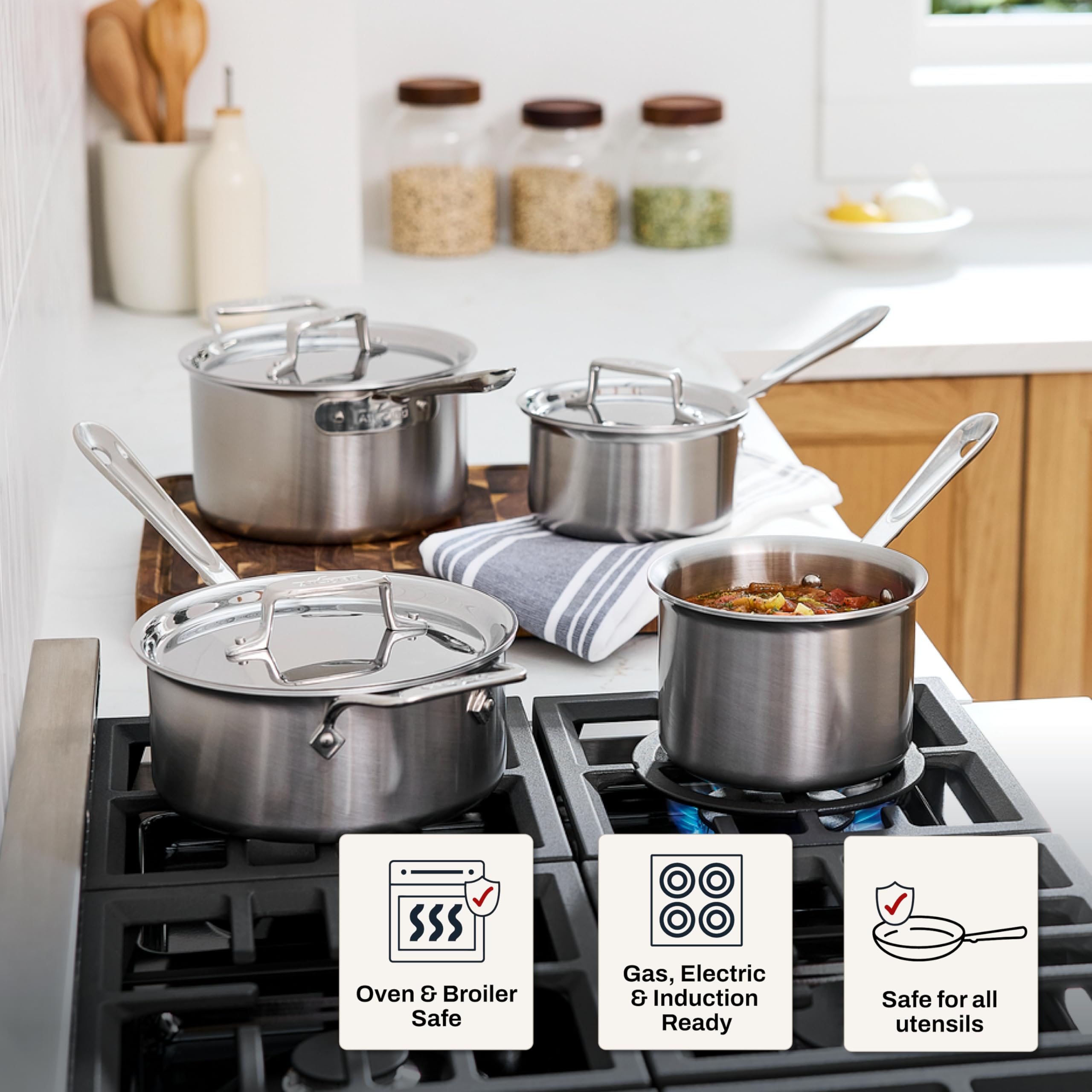 All‑Clad casserole tenue à la main montrant l’échelle et ergonomie