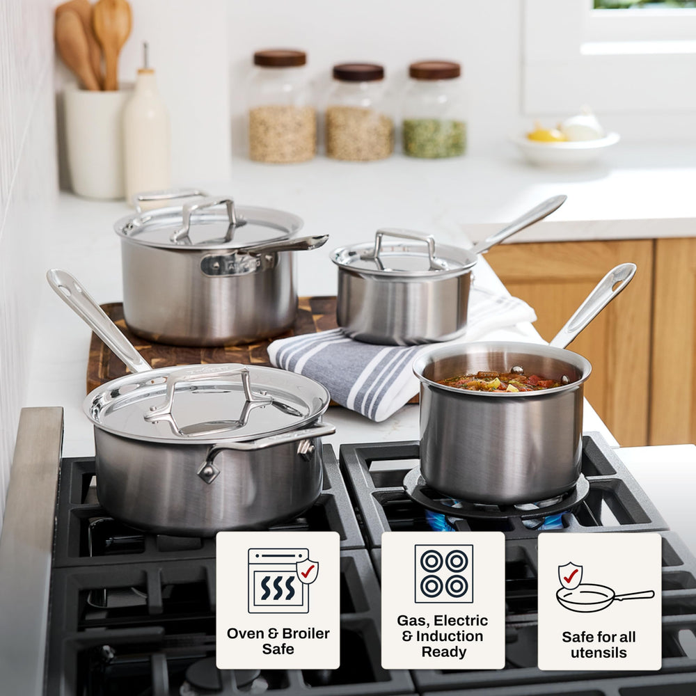 All‑Clad casserole tenue à la main montrant l’échelle et ergonomie